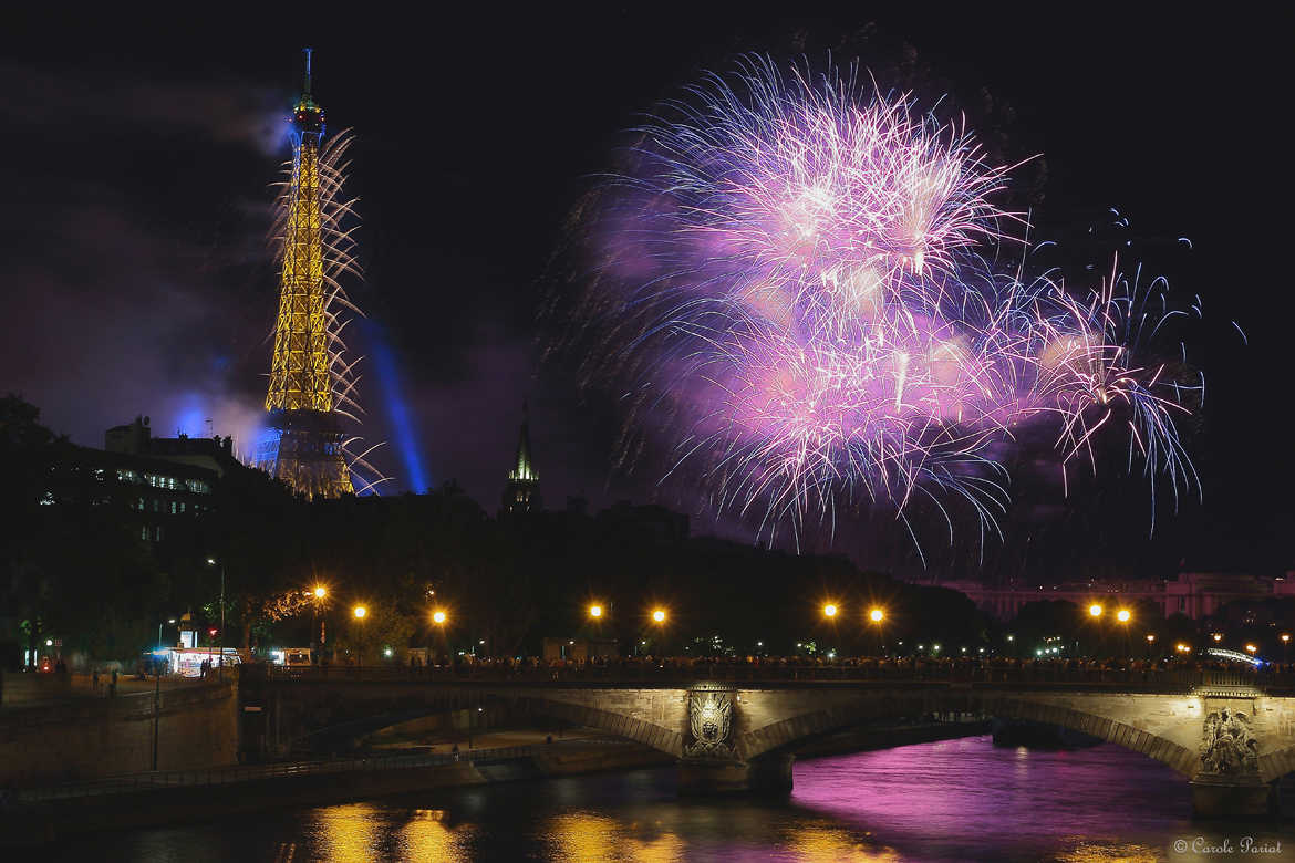 Concours Photo - Feux d'artifices et paysages - La Tour Eiffel et la Seine illuminées sous les feux par Carole123