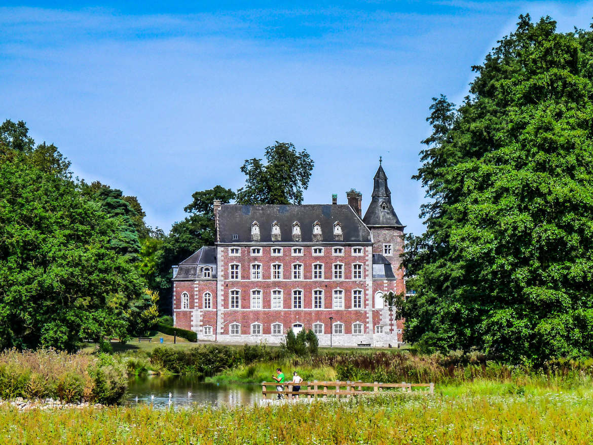 Le château et son étang. 2