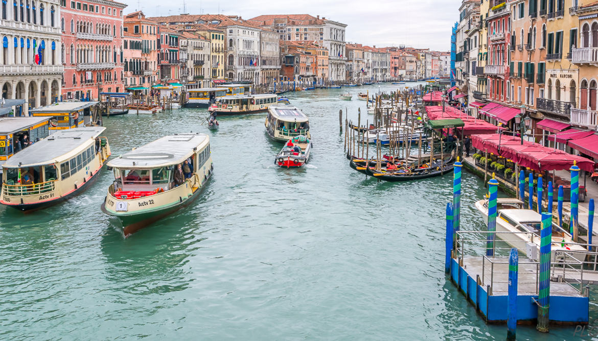 Venise  Le grand canal, embouteillage...