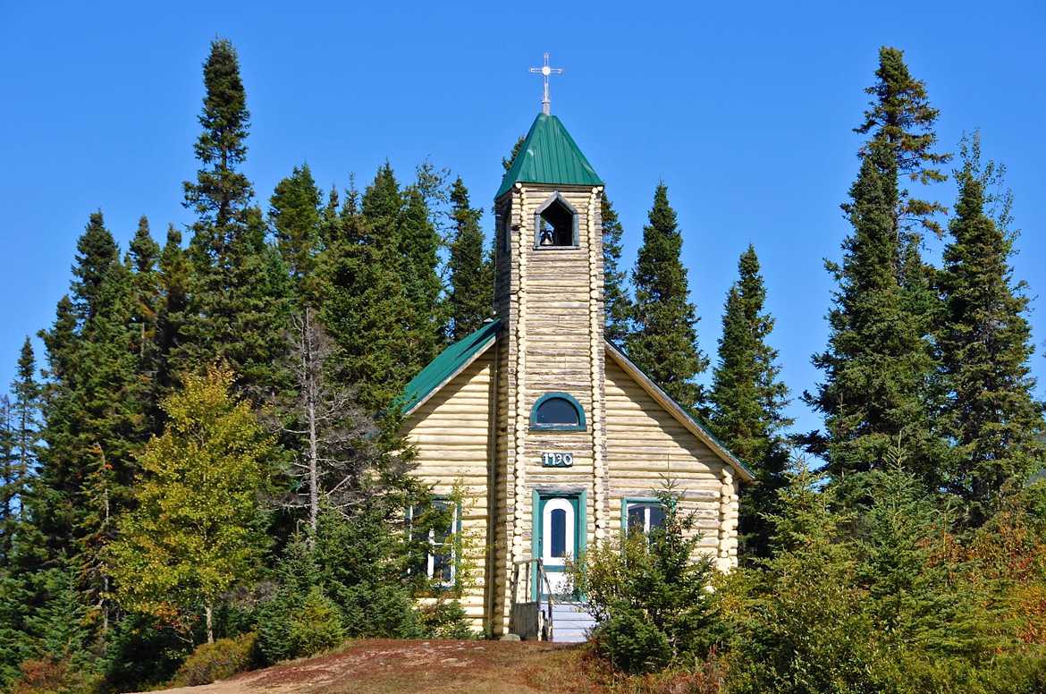 Petite église dans la forêt canadienne