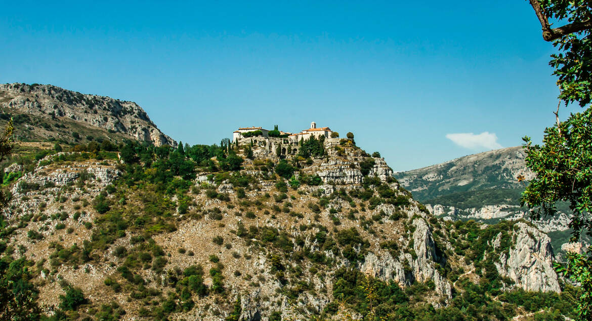 Perché en haut de sa colline.