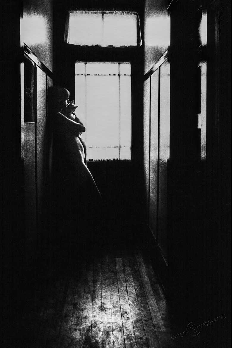 Concours Photo - Solitude - Seule, elle attend son retour. par ChristianF