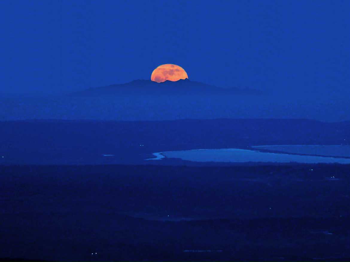 Coucher de Lune sur le Canigou depuis la montagne sainte-victoire