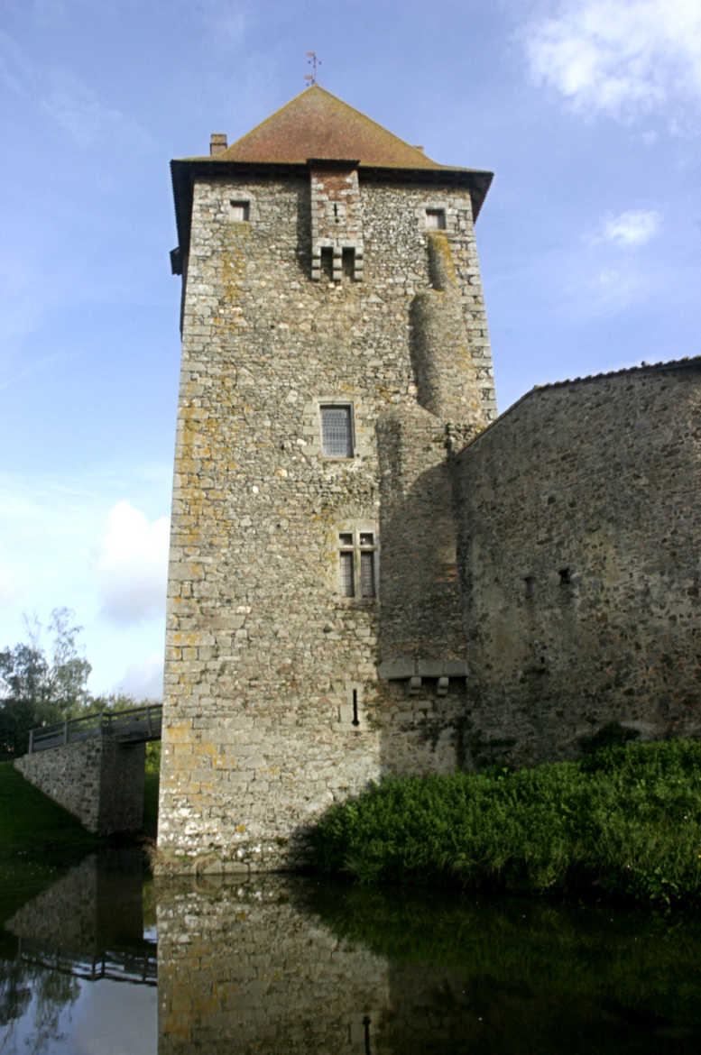 tour du chateau d'Ardelay