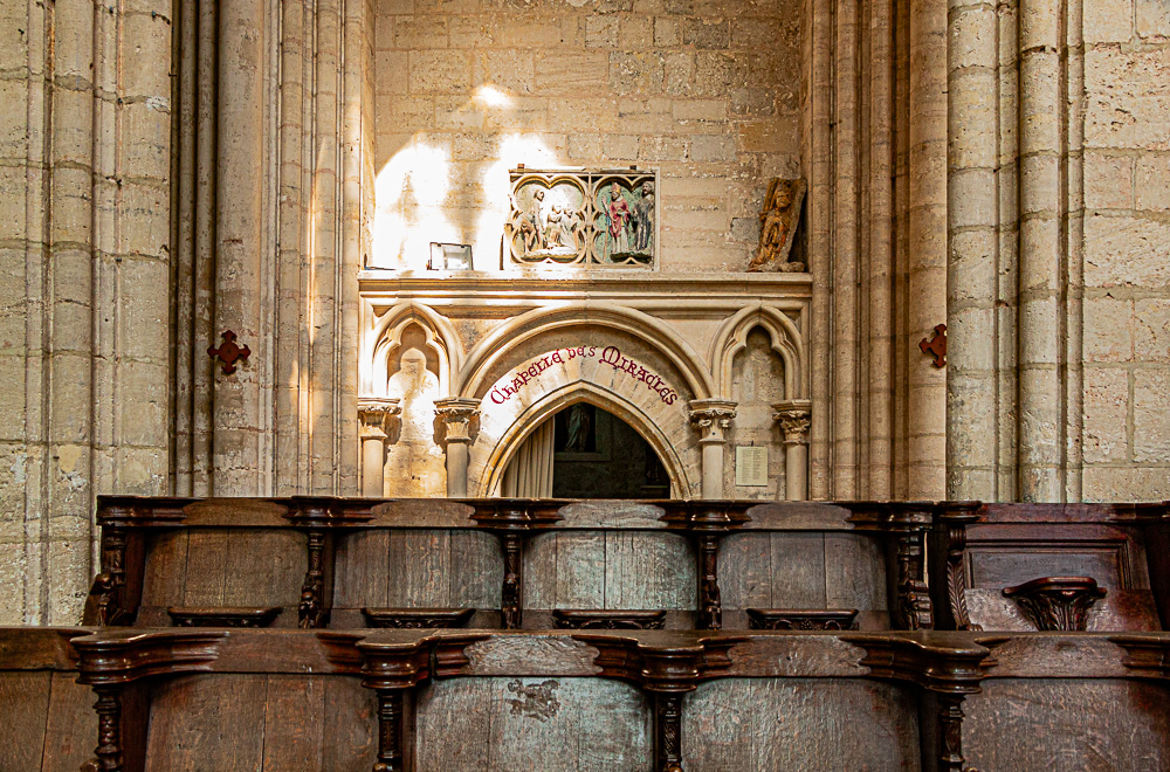 stalles devant l'accès à la chapelle des miracles Eglise St-Sulpice de Favières