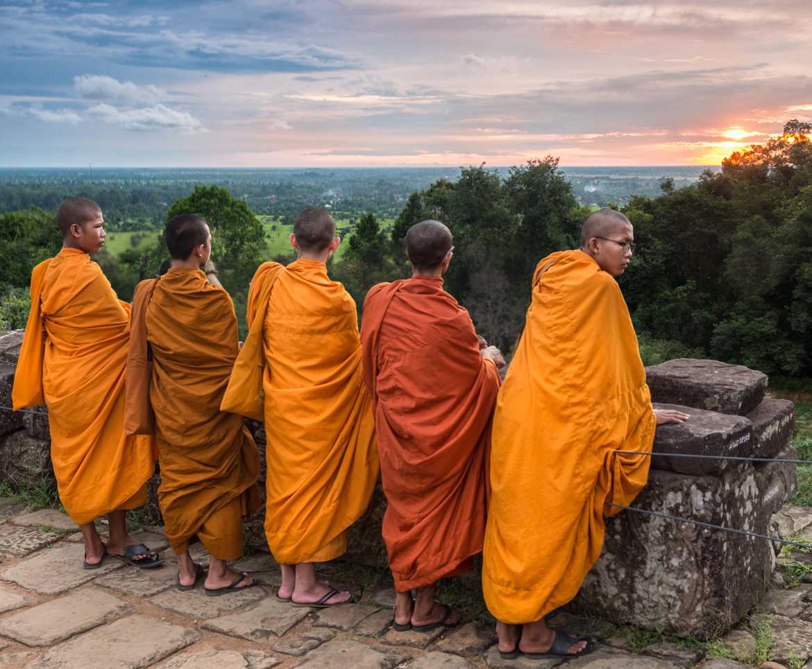 Les moines et le coucher de soleil