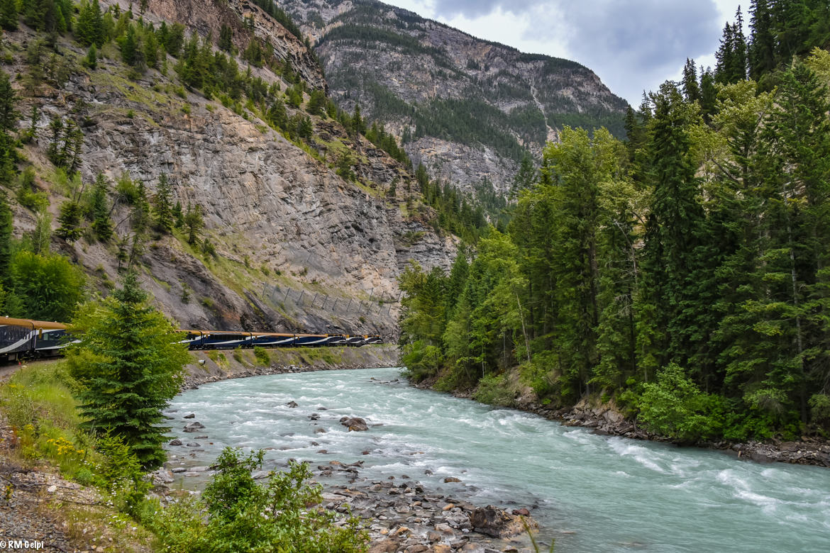 En train à travers les Rocheuses canadiennes