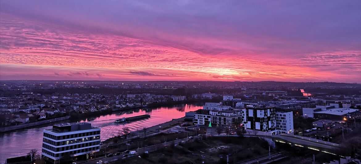 Rose violet exceptionnel sur la Seine