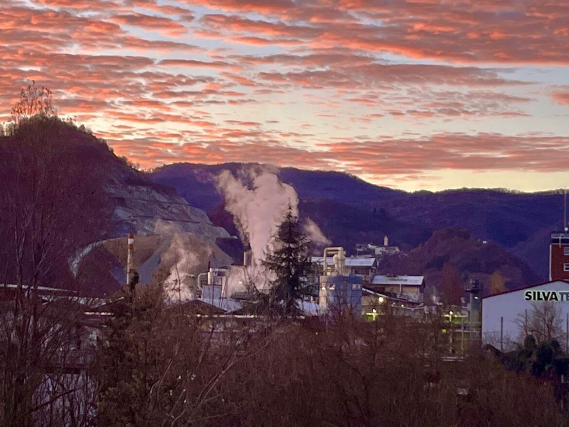 Usine au soleil levant
