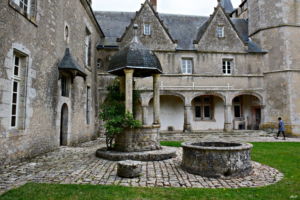 La cour du Château (sans PT)