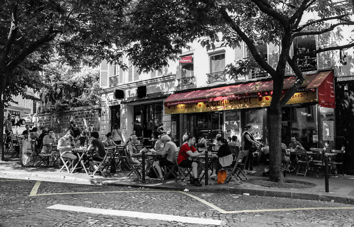 A l'ombre au coquelicot dans une rue de Paris