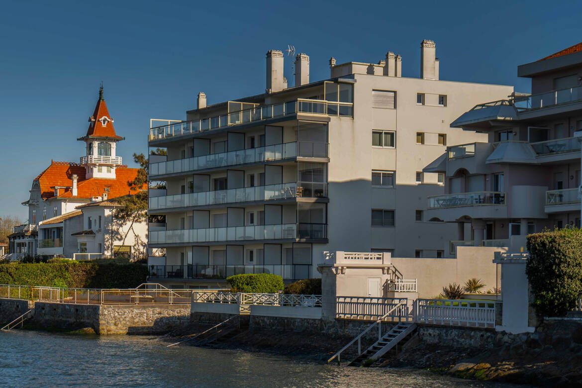 A côté de l'église