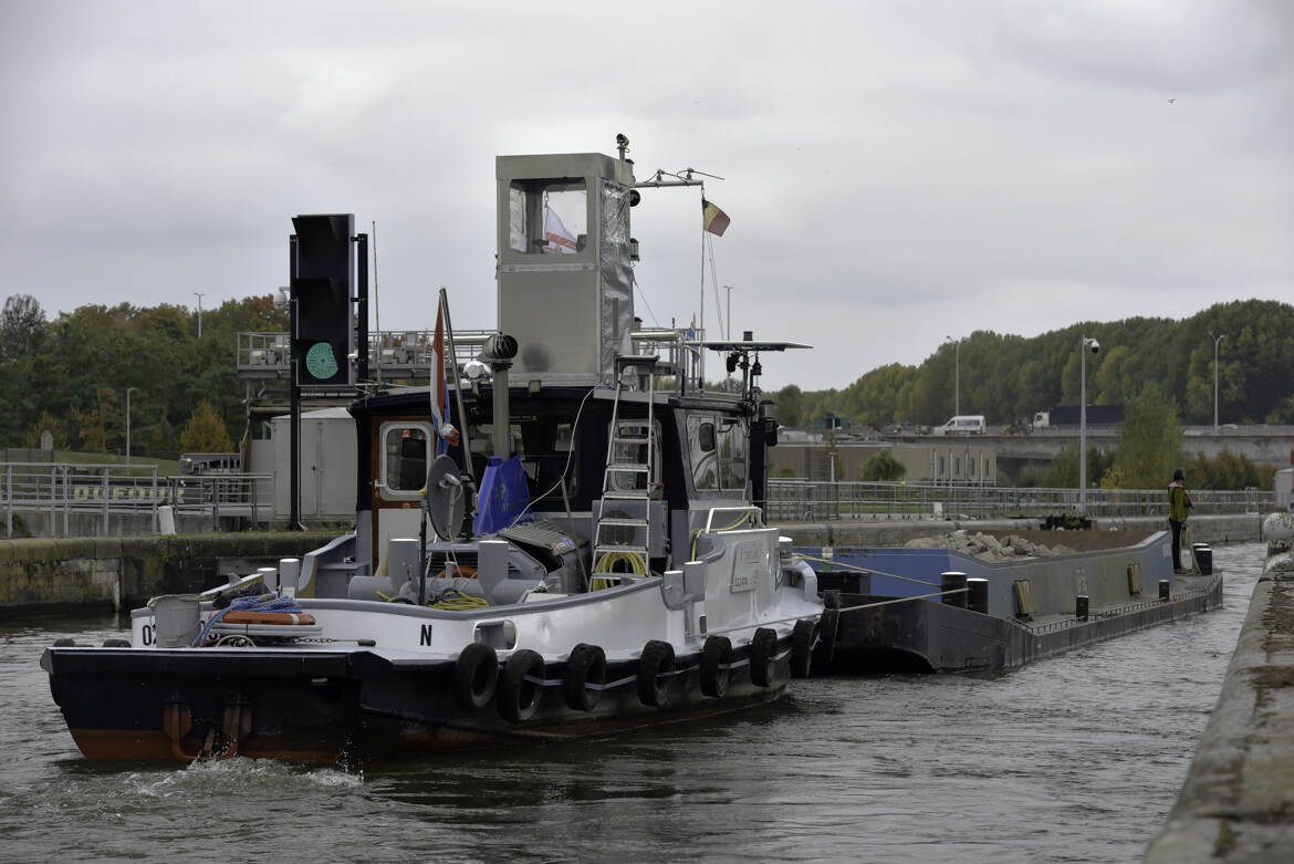 Bateau pousseur, poussant une barge !