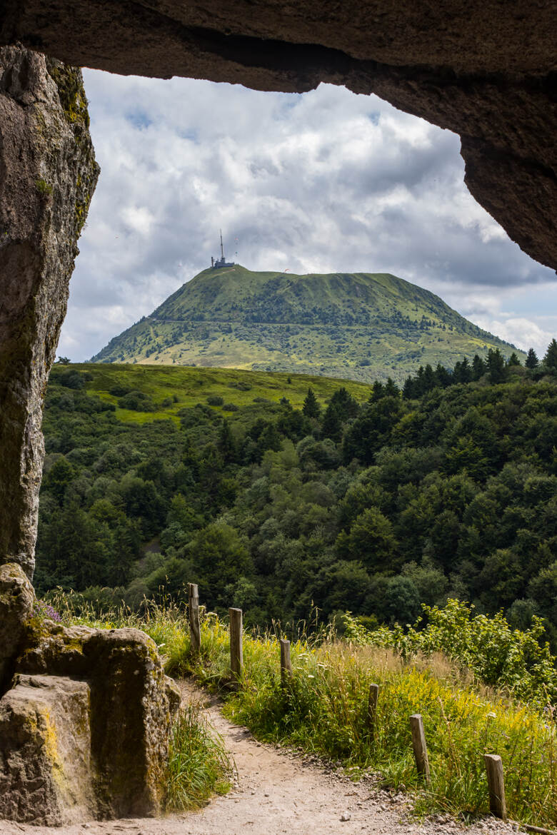 Le puy de Dôme depuis les grottes de Cliersou