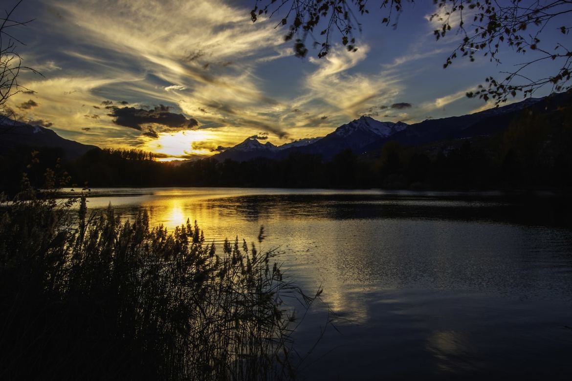Coucher de soleil sur le lac de la Brèche (Valais, Suisse)