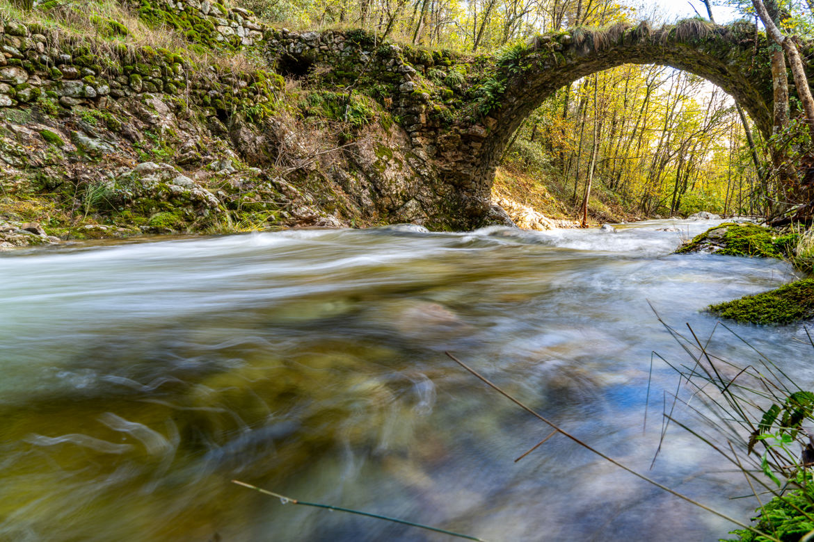 Le petit pont perdu après les pluies