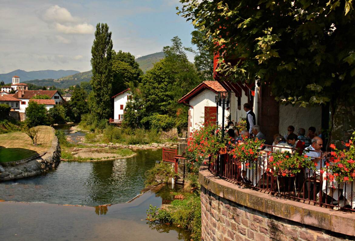 Au bord de La Nive de Béhérobie