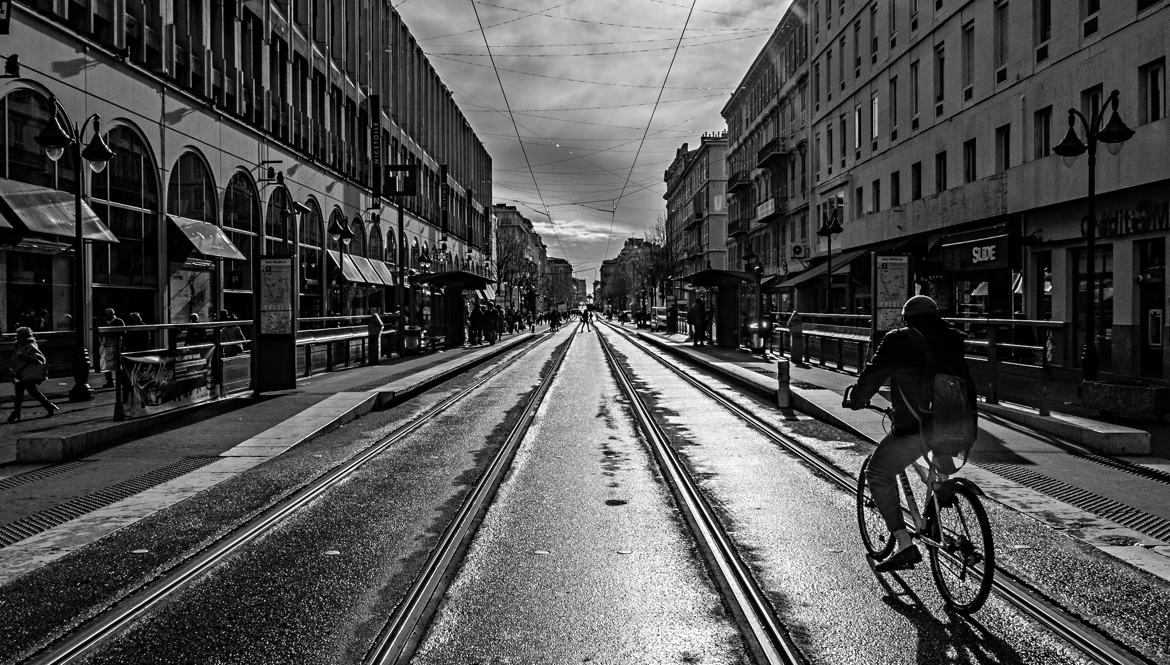 Entre les rails du tram.