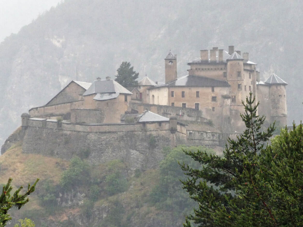 Légère brume sur Fort Queyras