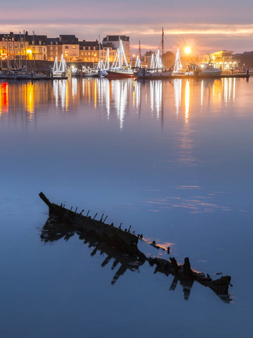 Bateaux de lumières et bateau mort