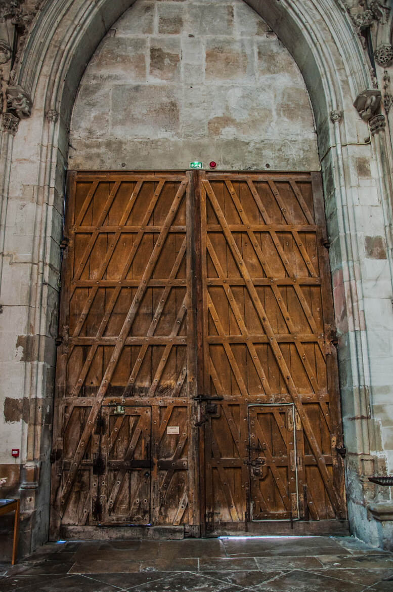 Porte stylisée de la Cathédrale