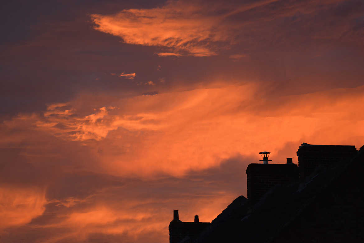 Coucher de soleil par dessus les toits