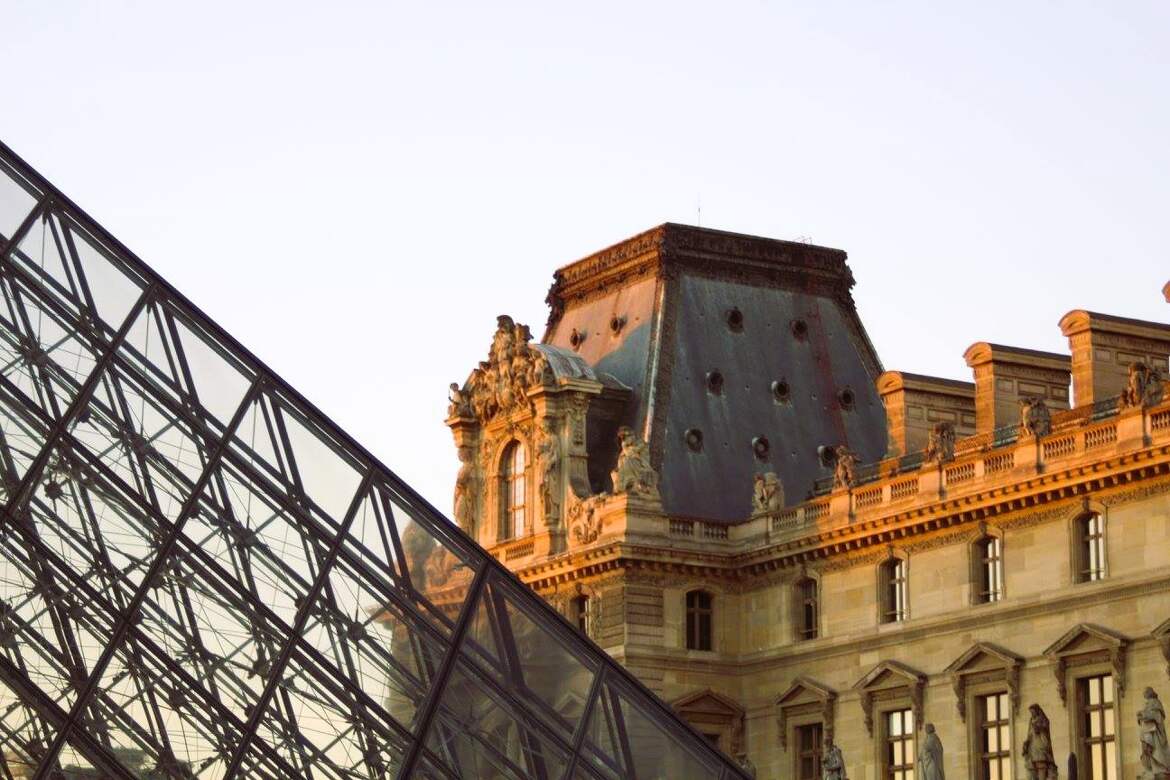 Le Louvre sous l’or du couchant