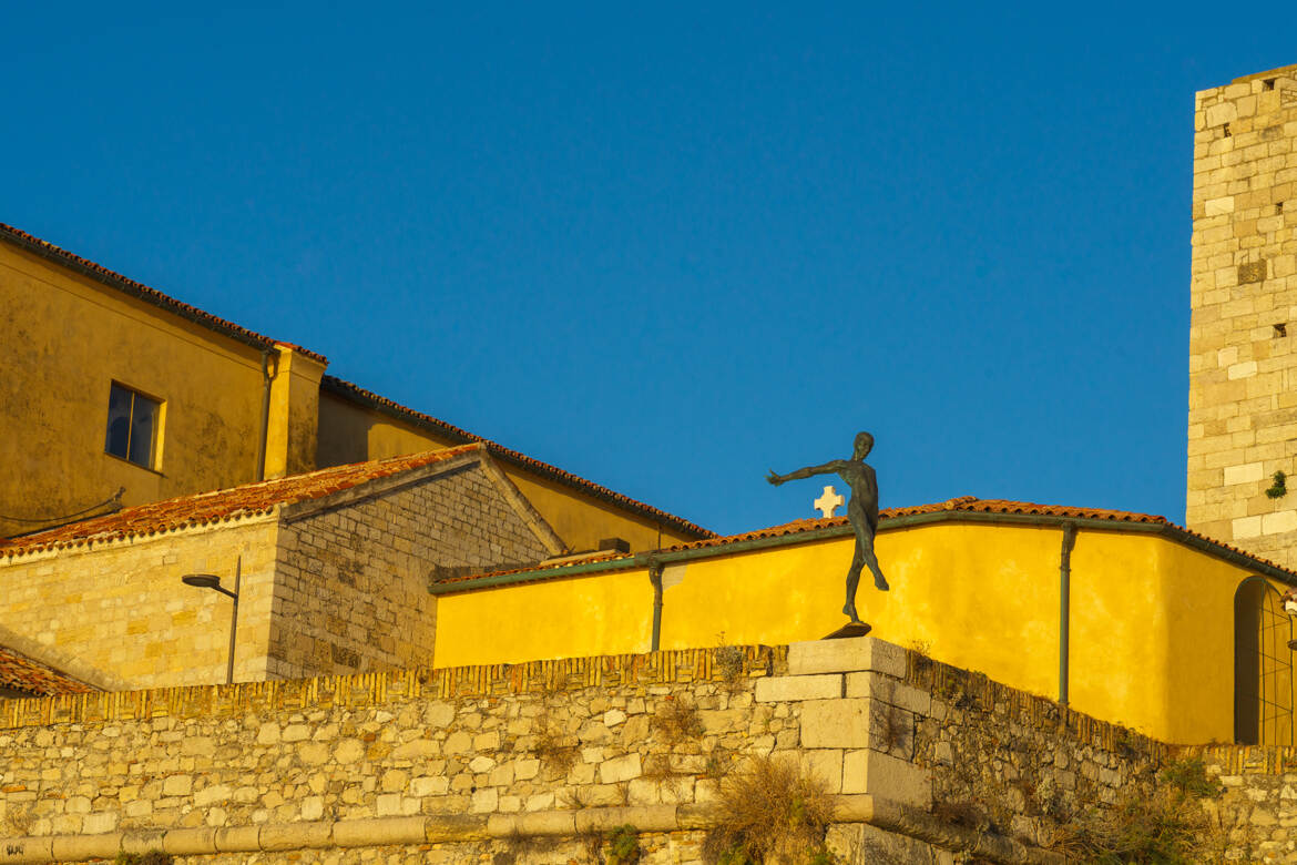 La croix et le défi