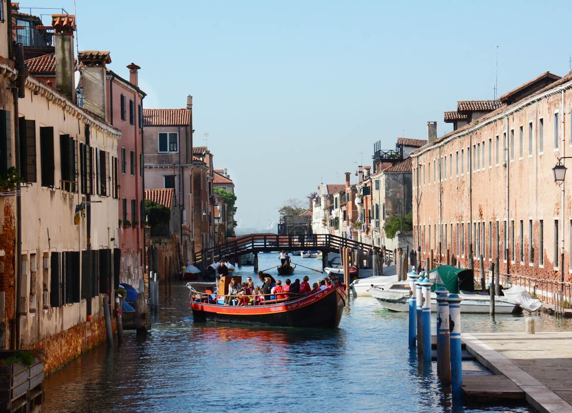 Circulation sur un canal.