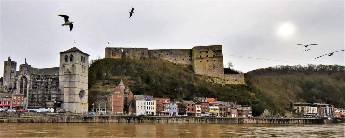 Collégiale et le fort à Huy.