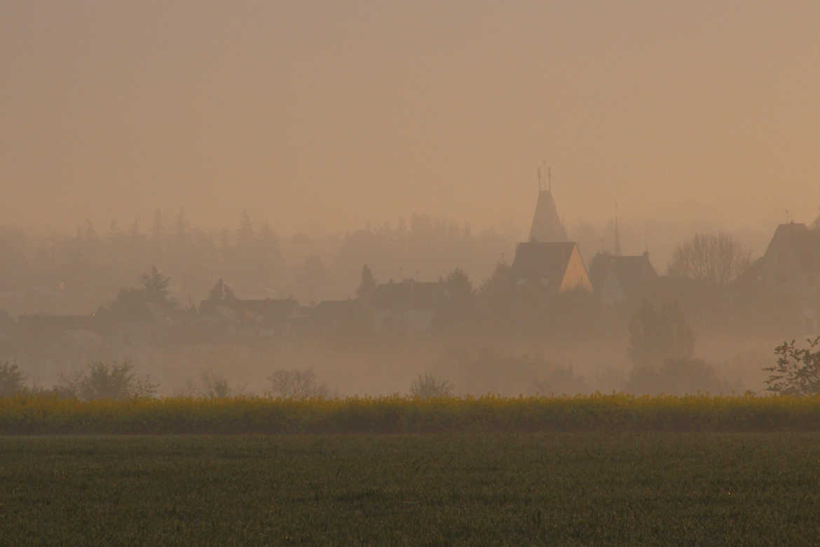 Brume matinale sur le clocher du village