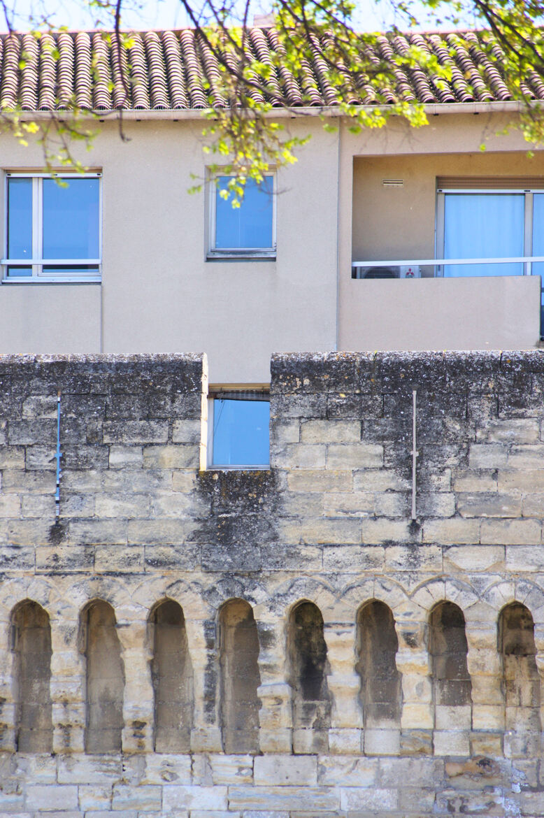 une lucarne dans la muraille