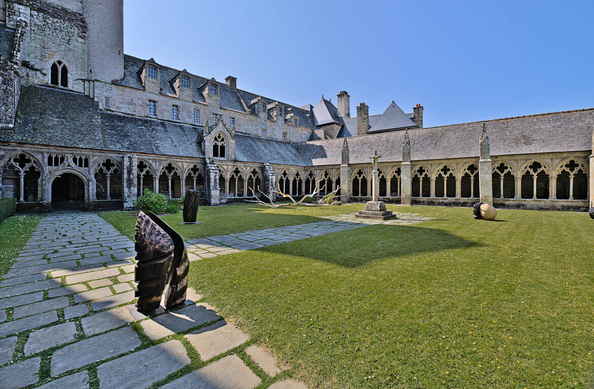 Le cloître (2)