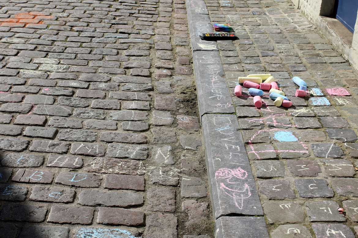Jeu d'enfants sur les trottoirs de Bruges