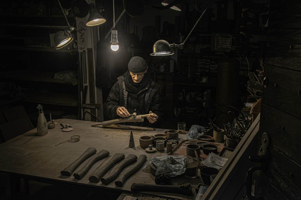 Artisan dans son atelier .