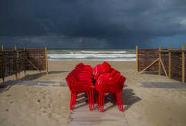 Sur la plage abandonnée...