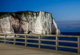 Posée sur la rembarde