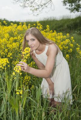 Une demoiselle et le colza