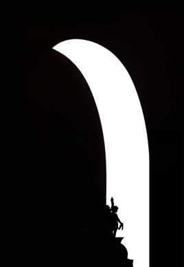 Deux enfants sous l'arche illuminée