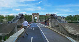 Promenade sur les quais de Saône l'homme pressé