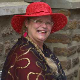 Dame au chapeau souriante