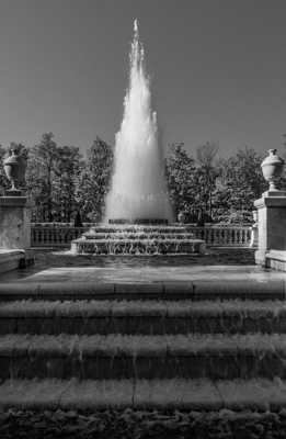 Fontaine pyramide Palais PETERHOF St-Petersbourg