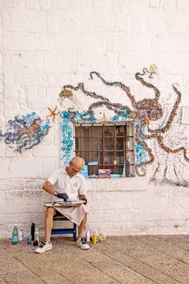 Devant sa fenêtre ...