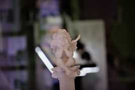 petit ange en vitrine qui regarde le ciel