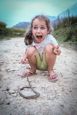 Va jouer avec un serpent au bout d'une ficelle