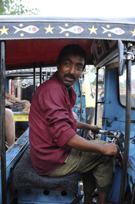 Conducteur de tuk tuk en inde