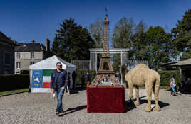 stands dans la cour du château de Janvry