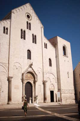 Scene de vie devant la basilique San Nicola