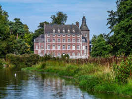 Le château et son étang.