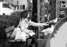 Elle donne du vieux pain.....